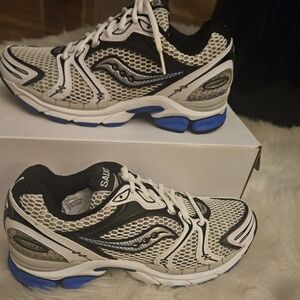 SAUCONY PROGRID TRIUMPH 4 WHITE/SILVER SNEAKER SZ 7M/8.5W